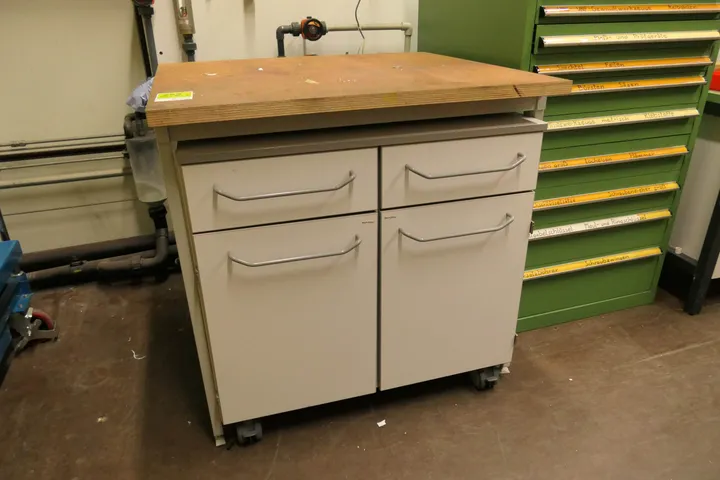 Arbeitstisch mit Rollcontainer Maße in cm ca.: 90 x 80 x 91